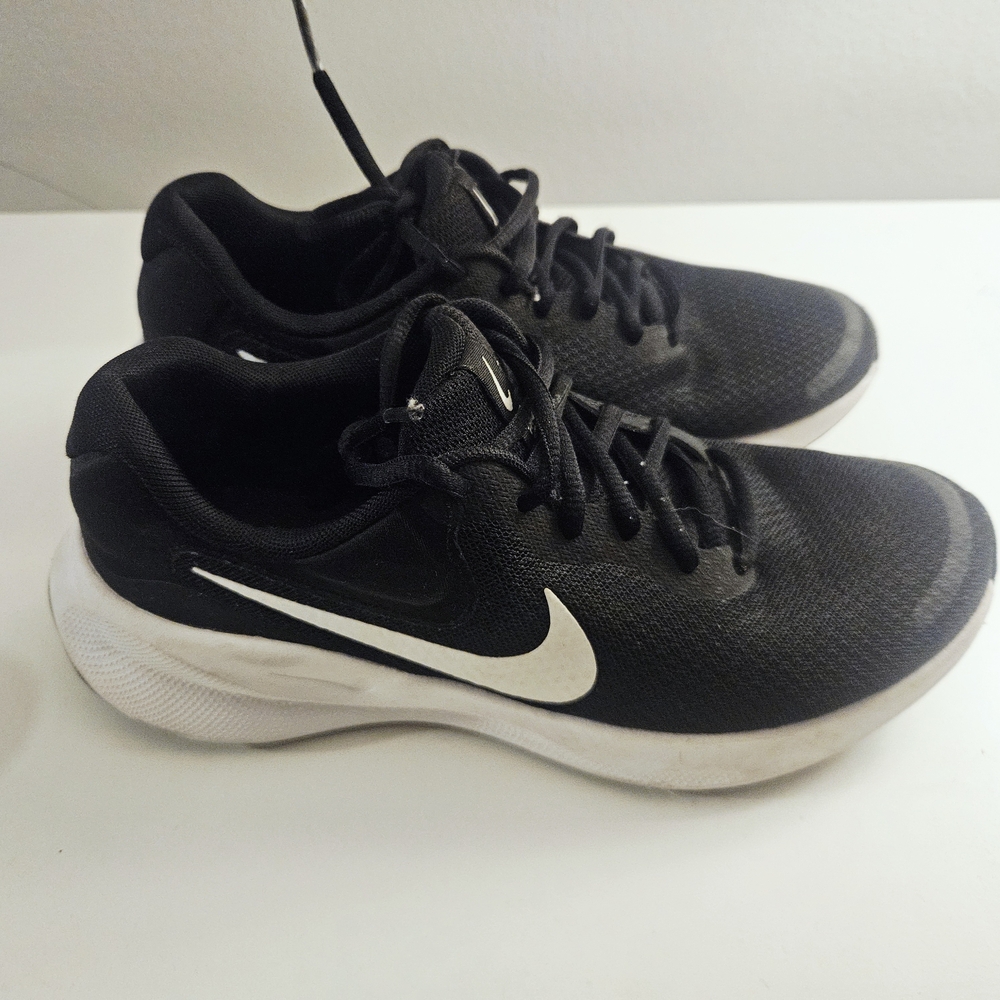 Nike Revolution 7 Black and White Running Shoes Size 7 W